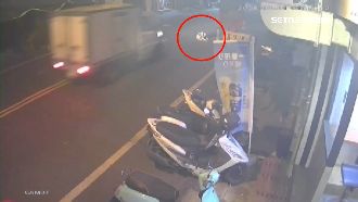 愛犬被撞死！肇事駕駛「狠踹拖路邊」逃逸