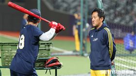 中華職棒37年開幕戰，中信兄弟總教練平野惠一指導張仁瑋。（圖／記者劉彥池攝影）