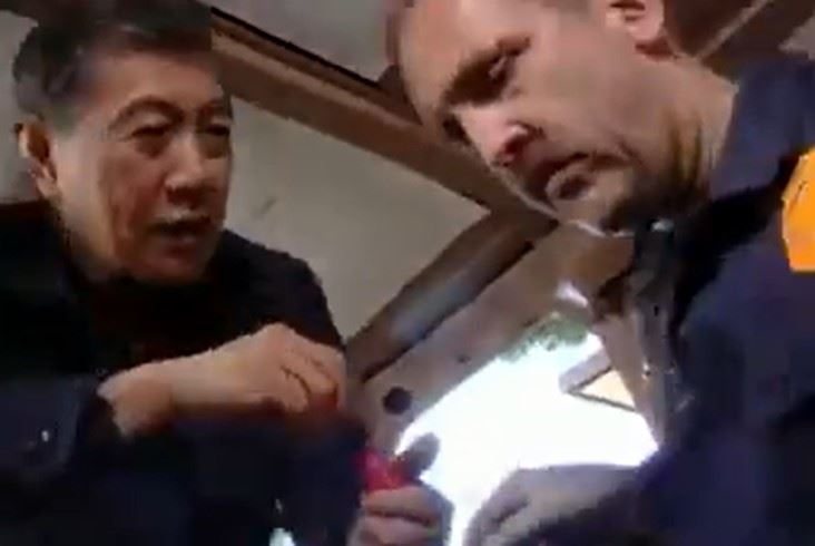 2004年,李昌鈺主持Court TV犯罪紀錄節目《Trace Evidence: The Case Files of Dr. Henry Lee》,以實際案例解析犯罪現場與證據判讀。(圖/翻攝自JESULESS YT)