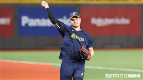 中華職棒37年開幕戰，中信兄弟外野手宋晟睿賽前傳接球。（圖／記者劉彥池攝影）