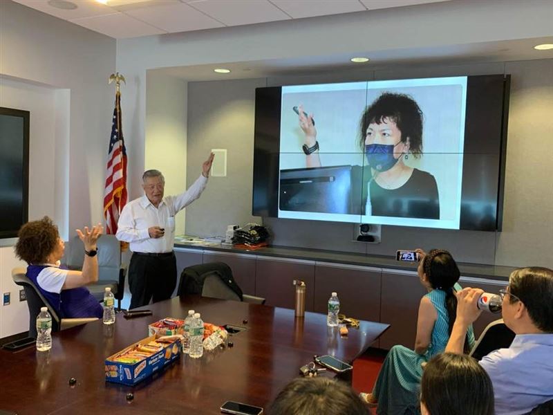 李昌鈺演講放出游毓蘭問政畫面，引發全場哄堂大笑。（圖／翻攝自游毓蘭臉書）