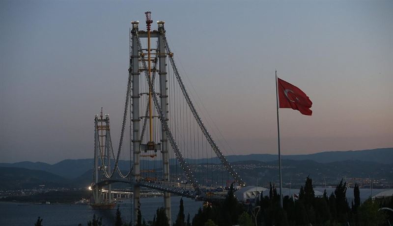 土耳其奧斯曼加齊大橋(圖)日前發生一起墜橋死亡事件,根據目擊者描述,現場多名民眾一度停車上前勸說,仍無法阻止這場悲劇。(圖/翻攝自維基百科)