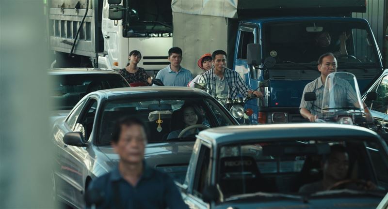 劇組為呈現當年交通黑暗期,特別動員老車及車主上街封路拍攝。(圖/客台提供)