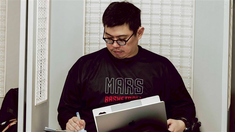 戰神全隊繫黑絲帶 悼念數據分析師楊致寬