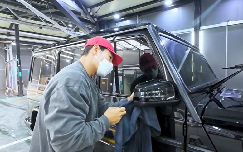 影片中可見金鐘國已能自行進行簡單日常，例如洗車等，狀態比先前錄影時明顯改善，也讓粉絲稍微放下心來。（圖／翻攝自김종국GYM JONG KOOK YT）