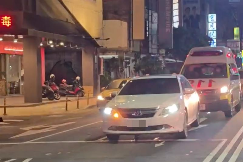 救護車不斷閃燈、鳴笛、按喇叭示意，但白車駕駛堅持不肯讓路。（圖／翻攝畫面）