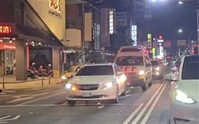台中惡駕駛擋道30秒！救護車閃燈鳴笛都沒用　警怒了：扣車扣牌6個月（圖／翻攝畫面）