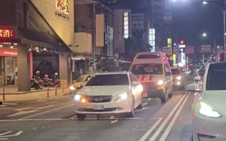 台中惡駕駛擋救護車30秒!警怒:扣車扣牌