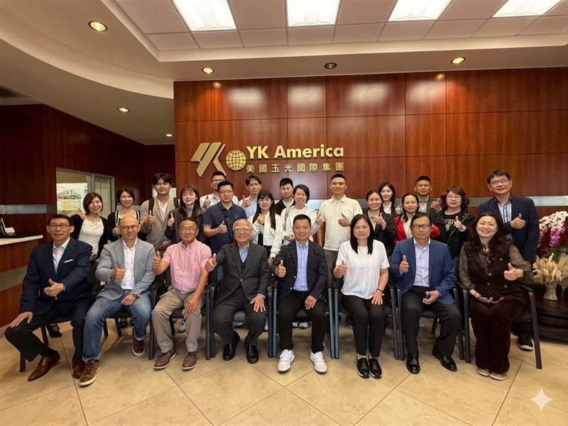 彰化水五金「國家隊」赴美拓銷,美國玉光集團盧順興董事長(右4),彰化縣水五金發展協會張家烈理事長(左4),工業技術研究院湯寶貞副組長(右3),華人建築公會Pauline副理事長(右1)。。(圖/主辦單位提供)