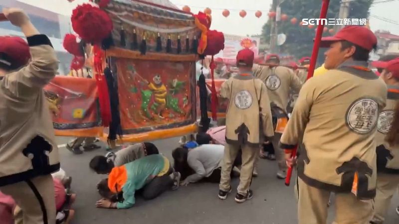台中大甲媽到屏東，信徒排隊鑽轎底要祈求祝福
