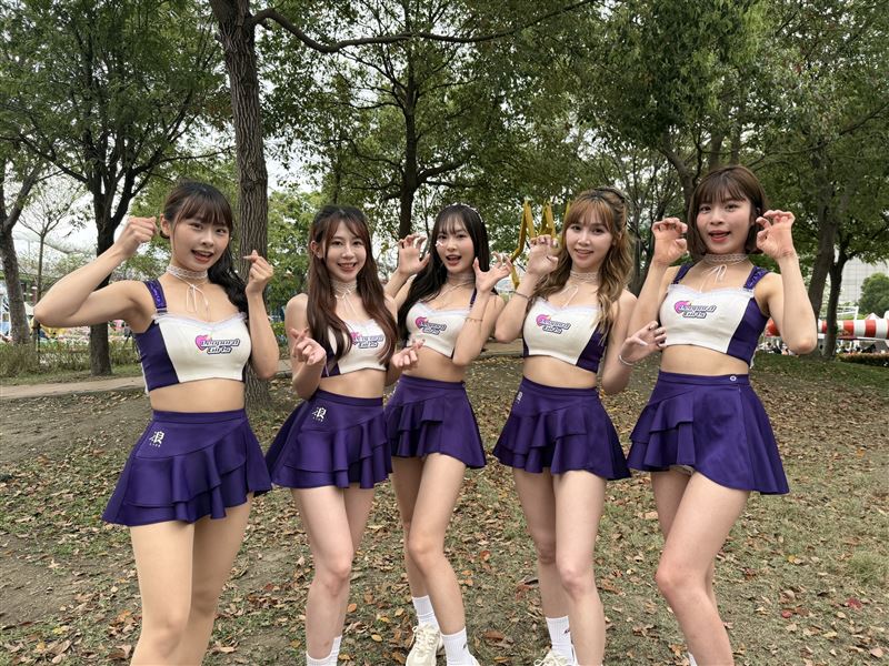 TPBL台啤永豐桃園雲豹啦啦隊「電豹女」Yuki(左起)、草莓、語萱、奶糖、仔仔出席台北海洋科技大學60週年校慶活動。(圖/台北海洋科技大學提供)