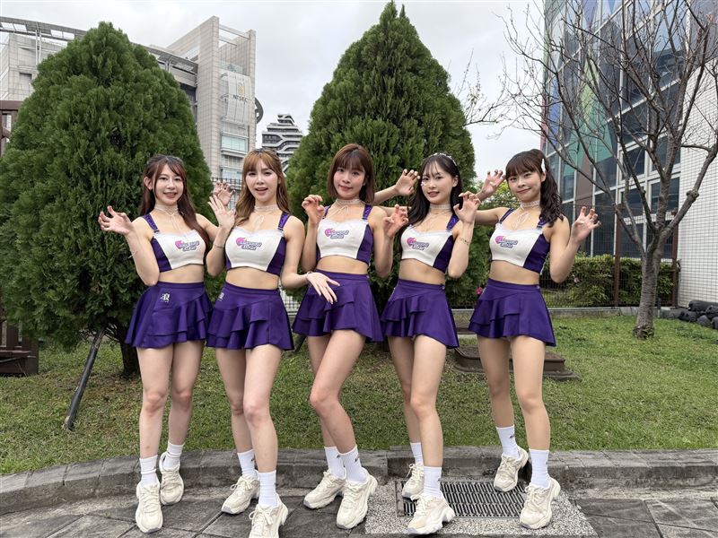 「電豹女」Yuki(左起)、草莓、語萱、奶糖、仔仔出席台北海洋科技大學60週年校慶活動。(圖/台北海洋科技大學提供)