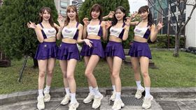 「電豹女」Yuki（左起）、草莓、語萱、奶糖、仔仔出席台北海洋科技大學60週年校慶活動。(圖／台北海洋科技大學提供）