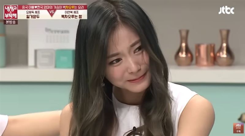 周子瑜的家人過去受訪時也曾分享觀看節目時的反應，當時子瑜在鏡頭前因食物與思鄉情緒落淚，父親則情緒激動，不斷用衛生紙擦拭眼淚，甚至哭到鼻涕直流。（圖／翻攝自JTBC Entertainment YT）