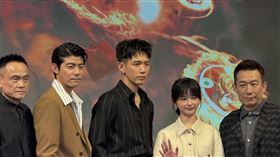 柯震東、王柏傑、陳姸霏、陳以文、郭子乾在萬華新富町文化市場現身《乩身》上線記者會。（圖／記者趙浩雲攝影）