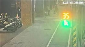 北市5名酒客步出酒店時，因肩膀擦撞引發大亂鬥。（圖／翻攝畫面）