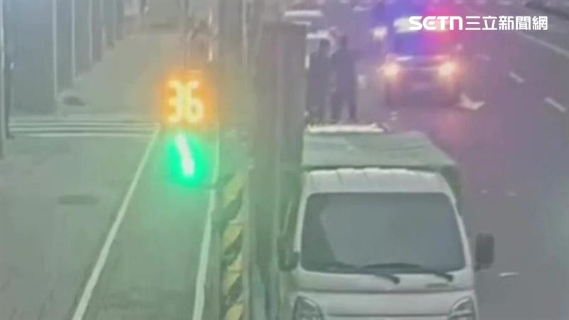 北市5名酒客步出酒店時，因肩膀擦撞引發大亂鬥。（圖／翻攝畫面）