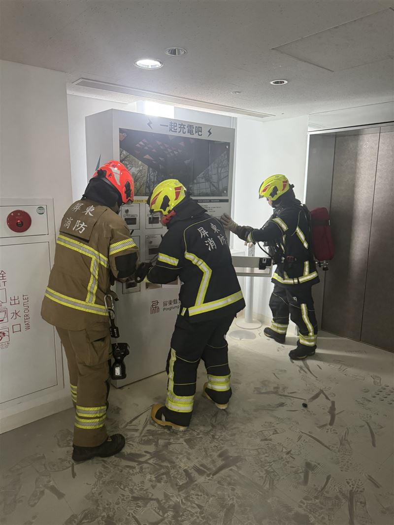 目前總圖三樓的充電櫃冒煙已經排除,正在清查發生原因。(圖/翻攝畫面)