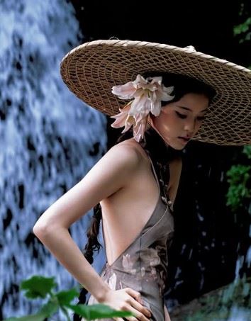 為呼應整體復古氛圍，歐陽娜娜特別以古典風髮飾與耳環，呈現出不同以往的成熟氣質。（圖／翻攝自歐陽娜娜IG）