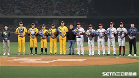 中華職棒37年開幕戰，賽前會長蔡其昌贈送花束給兩隊參加經典賽的教練和球員。（圖／記者劉彥池攝影）