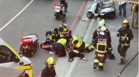 巴姓女子27日傍晚下班途中遭陳姓前男友割頸要害，警消據報在現場進行CPR，但送醫仍宣告不治。（圖／翻攝畫面）