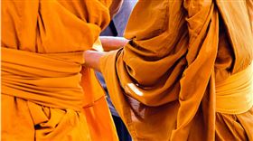 1名高齡65歲的資深住持松猜，遭指控長期與1名男跟班「阿春」發展超乎想像的親密關係。（示意圖／翻攝畫面）