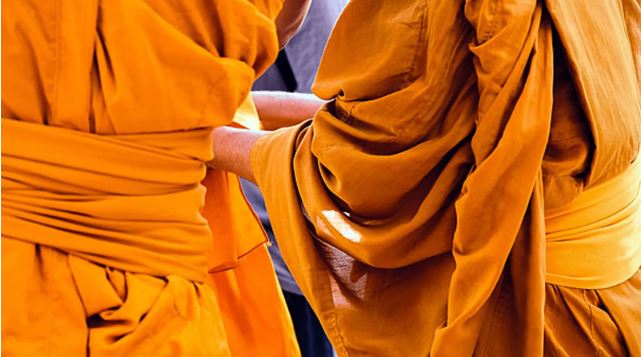 淫僧遭爆與男寵共築愛巢 騙翁回家辦法事