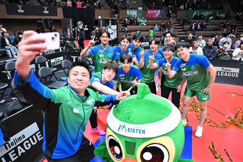 台灣桌球好手林昀儒（右）27日在日本職業桌球聯賽T.League男子組幫助東京木下隊勇奪隊史第5座冠軍。（圖／翻攝自tleagueofficial臉書）