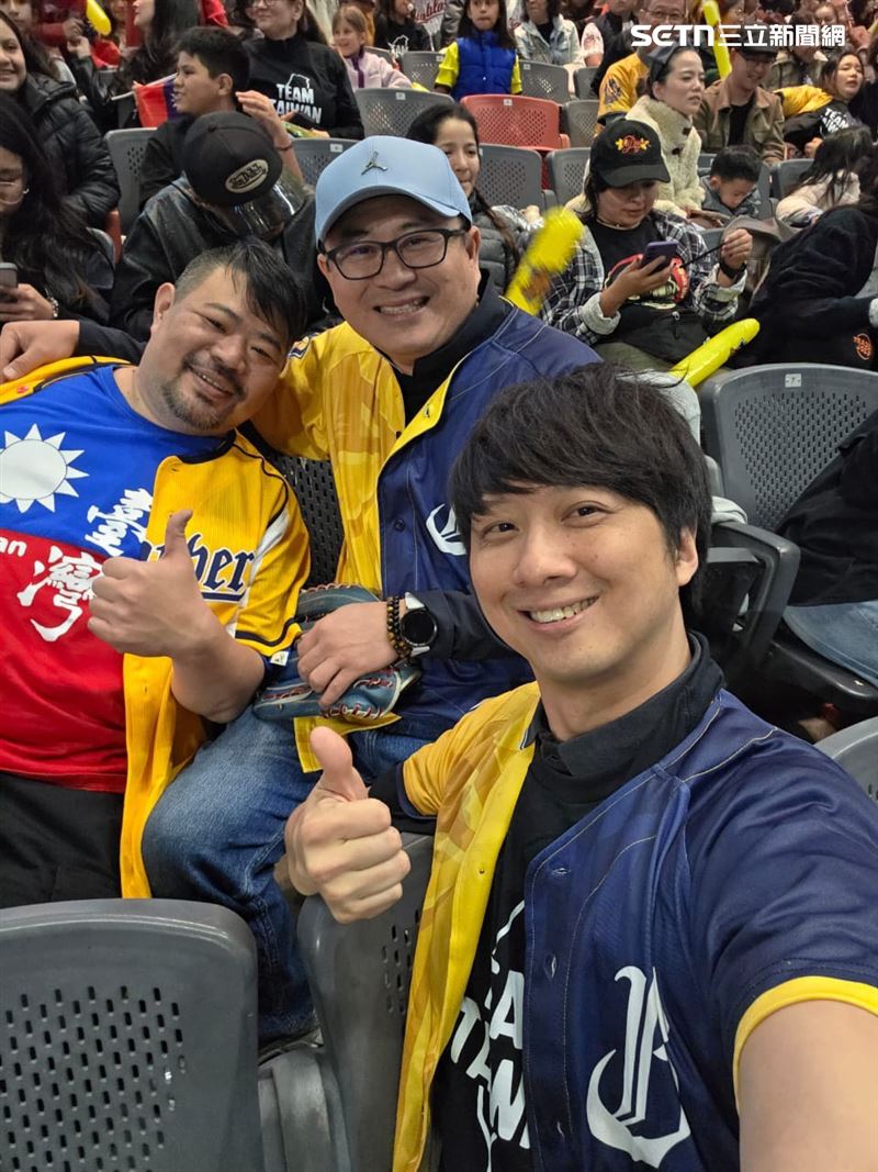 中信兄弟二軍應邀前往墨西哥參加「美洲棒球冠軍聯賽」,台僑自組加油團帶國旗進場幫台灣加油。(圖/墨西哥台灣急難救助協會會長張哲偉)