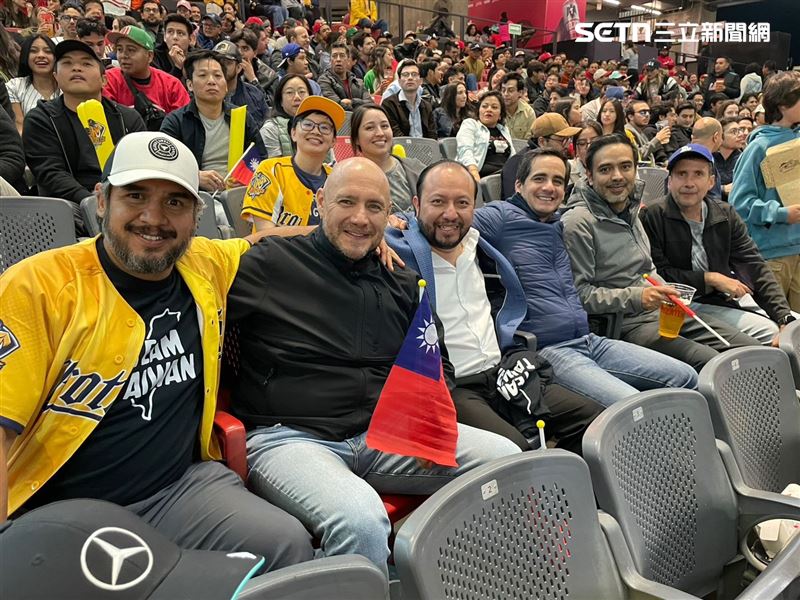 台灣國旗在墨西哥飄揚。(圖/墨西哥台灣急難救助協會會長張哲偉)