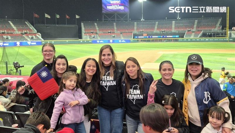 中信二軍墨西哥比賽!場邊台灣國旗飄揚