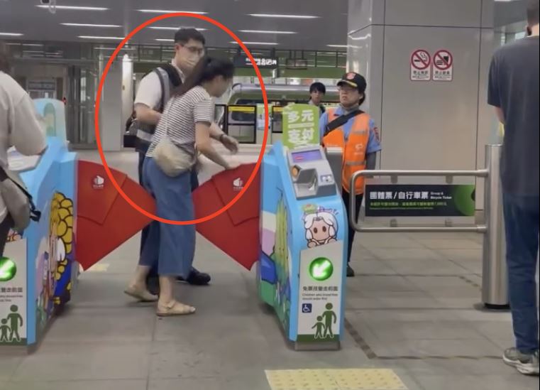 周女情緒突然失控，走到工作人員辦公室對著站務員大吼。（圖／翻攝自Threads）