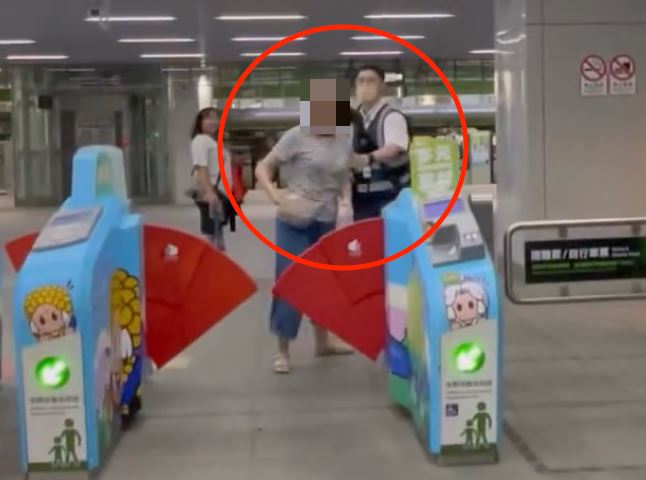周女穿越閘門導致損壞，未料又情緒失控的吼。（圖／翻攝自Threads）