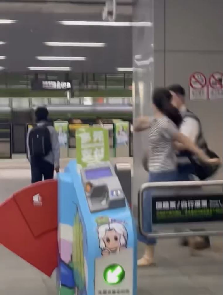 周女與站務人員發生衝突。（圖／翻攝自Threads）