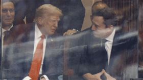 川普（左）與馬斯克（右）最近一次公開合體，是在已故右翼政治人物柯克（Charlie Kirk）的葬禮上。（圖／翻攝自X平台 @elonmusk）