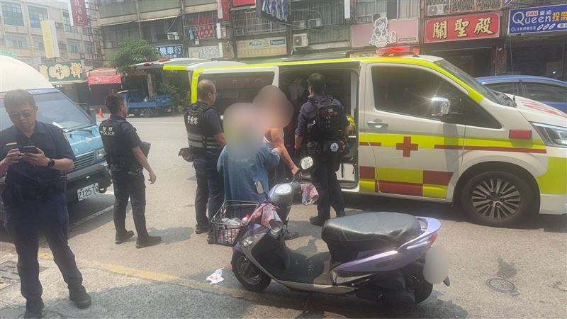 警方趕抵現場後,在漢民路上發現該名男子,隨後將他送上救護車強制就醫。(圖/翻攝畫面)