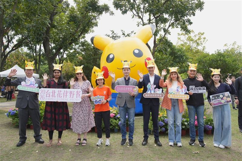 臺北市長蔣萬安與貴賓們在大型寶可夢氣球前合影。（圖／台北市政府觀光傳播局提供）