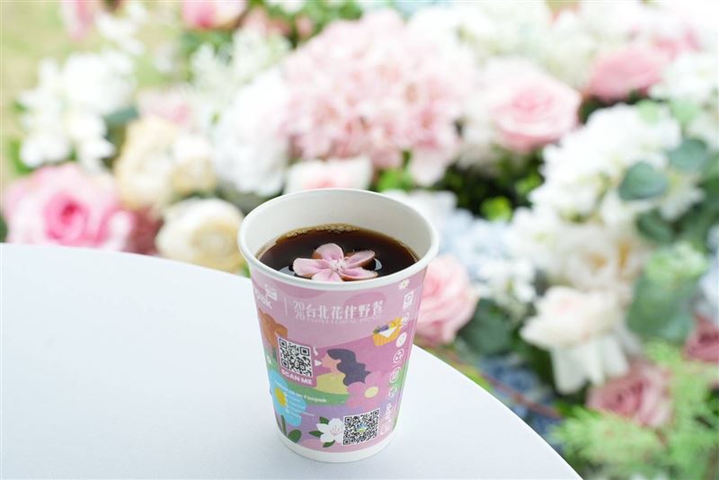 精品咖啡搭配杜鵑花造型糖霜蛋白餅。（圖／台北市政府觀光傳播局提供）