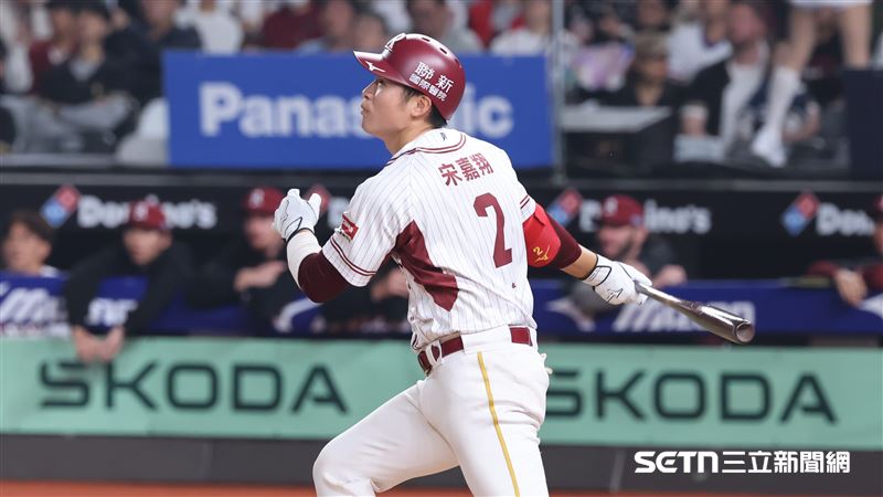 中華職棒37年開幕戰，樂天桃猿捕手宋嘉翔安打送回林智平，幫助球隊先馳得點。（圖／記者劉彥池攝影）