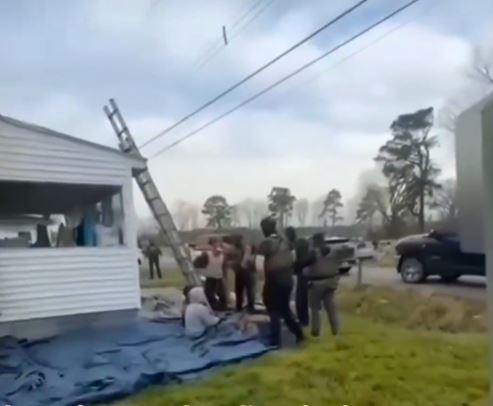 美國一位女屋主,僱非法移工修屋再叫移民局來抓他們。(圖/翻攝自X)