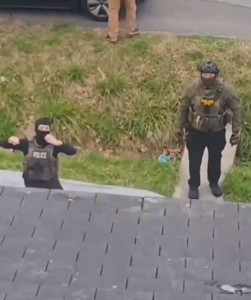 其中一位非法移工拍下,ICE人員到場逮捕人。(圖/翻攝自X)