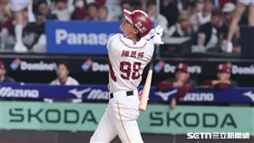 中華職棒37年開幕戰，樂天桃猿左外野手陳晨威中外野飛球形成二壘安打。（圖／記者劉彥池攝影）