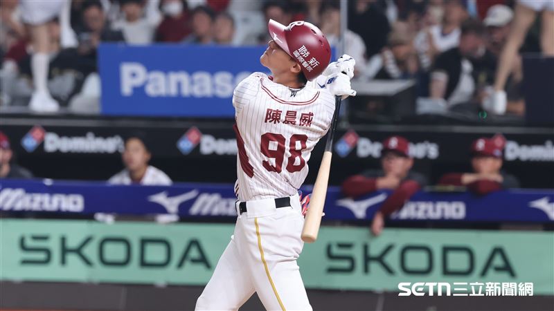 陳晨威首局開轟 大巨蛋跨場連2打席炸裂