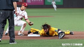 中華職棒37年開幕戰，中信兄弟捕手高宇杰靠岳東華的安打撲上三壘。（圖／記者劉彥池攝影）