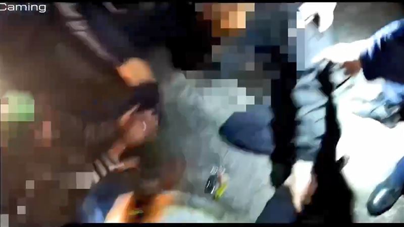 陳姓乾姊弟被警方逮捕。（圖／翻攝畫面）