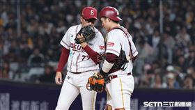 中華職棒37年開幕戰，樂天桃猿第4任投手莊昕諺和捕手宋嘉翔交談。（圖／記者劉彥池攝影）