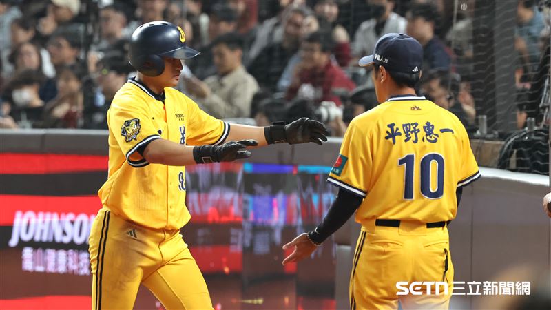 中華職棒37年開幕戰，中信兄弟指定打擊曾頌恩滿壘選到保送擠回岳東華超前比數。（圖／記者劉彥池攝影）
