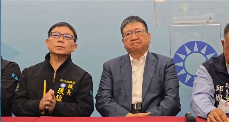 新竹縣長楊文科(右)一度哽咽、面色凝重。(圖/記者羅欣怡攝影)