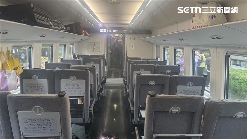 新北女乘客搭乘新自強號時,隨身包包內的行動電源無故自燃。(圖/翻攝畫面)