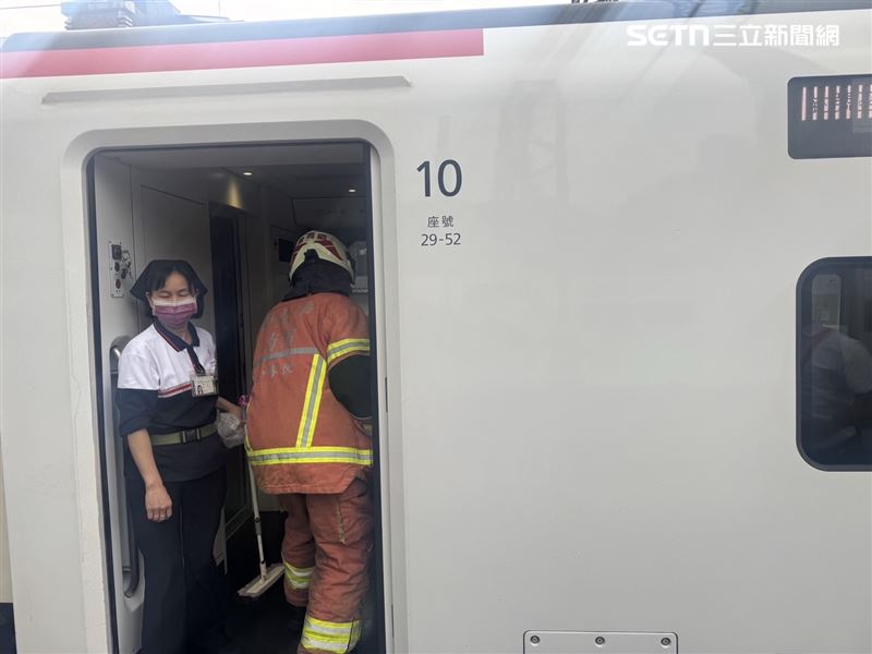 新北女乘客搭乘新自強號時,隨身包包內的行動電源無故自燃。(圖/翻攝畫面)